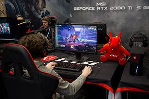 MSI Lucky dohlíží na hráče MSI Lucky dohlíží na hráče